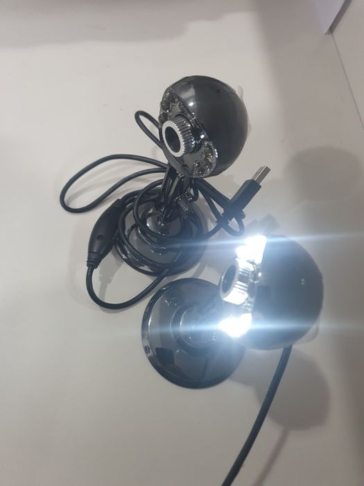 Câmaras Web USB com luz e foco manual