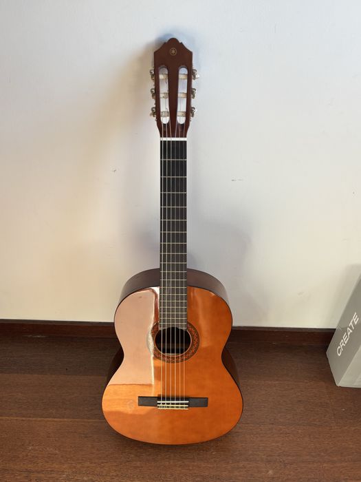 Yahama C40 ( com capa, afinador, cordas substitutas e palhetas)