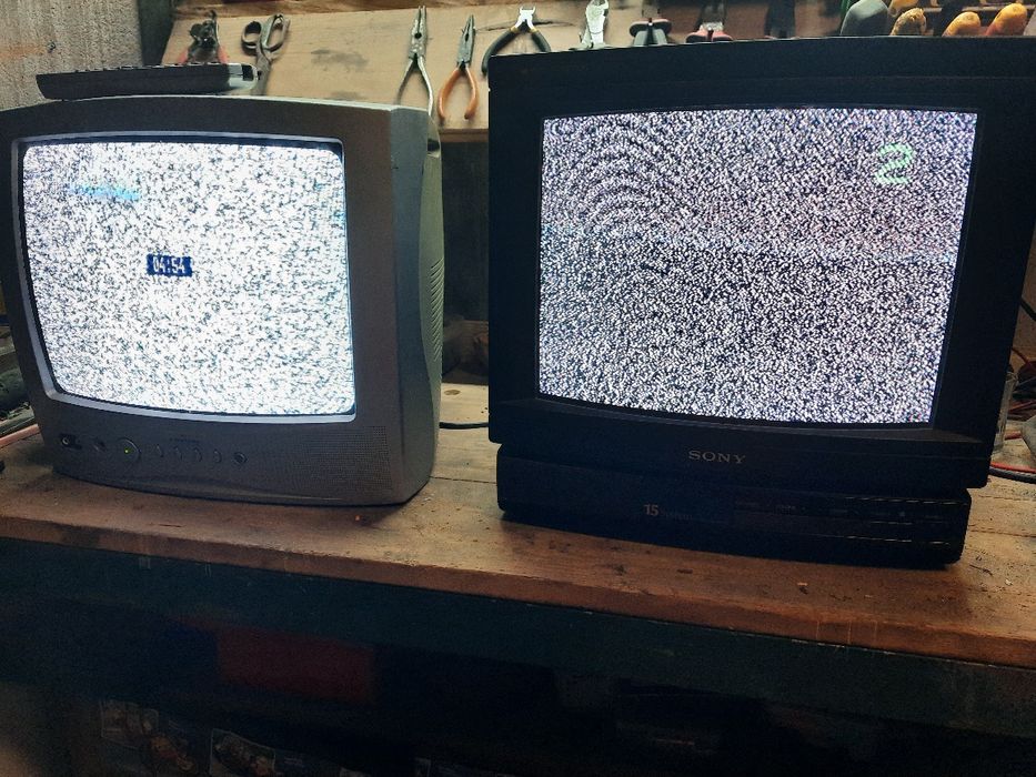 2 TVs antiga a funcionar