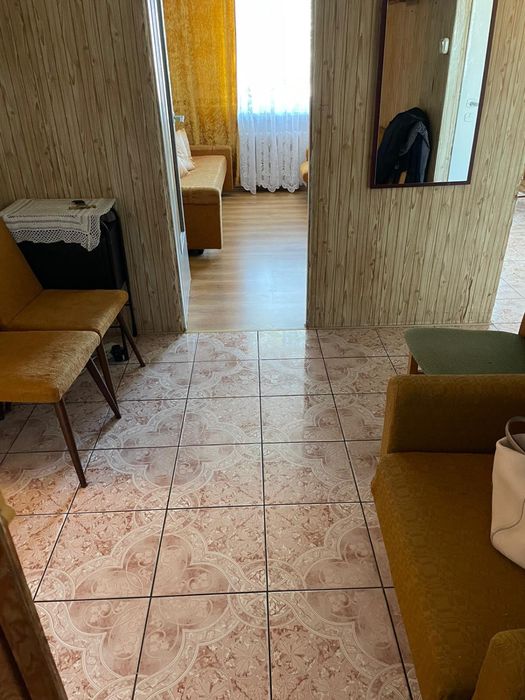 Mieszkanie dwupokojwe z dodatkowym korytarzem do remontu.