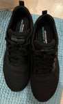 Skechers pretas mulher
