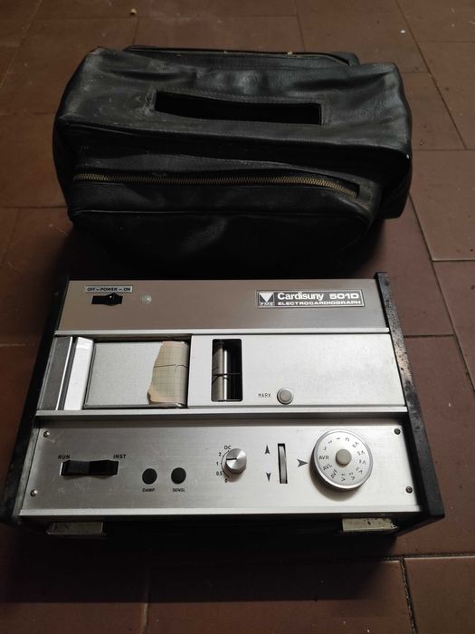 Aparelho de Eletrocardiograma (ECG) antigo para colecionadores