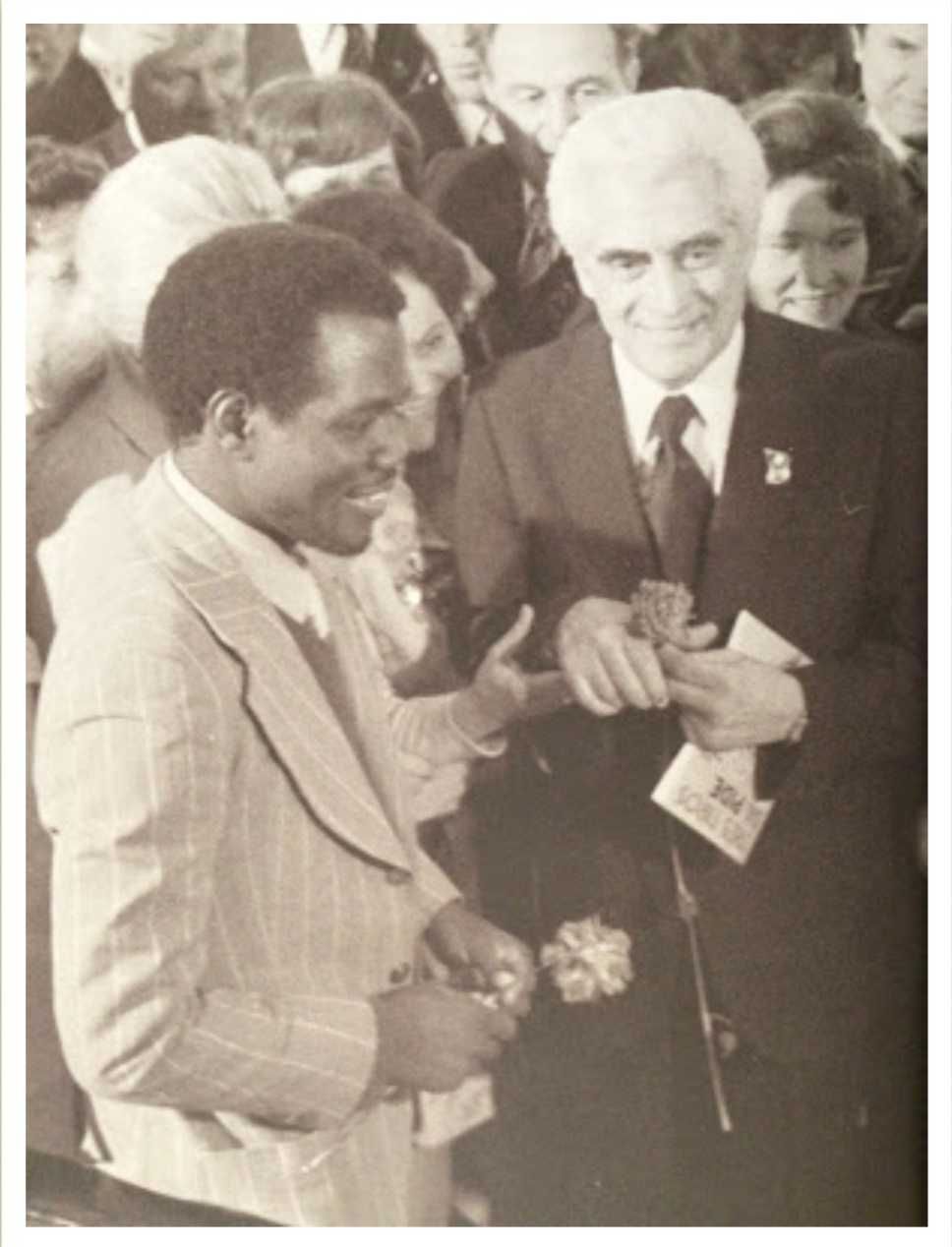 Angola - RÓTULOS ATRIBUÍDOS, RÓTULOS Assumidos, de Jean Michel Mabeko