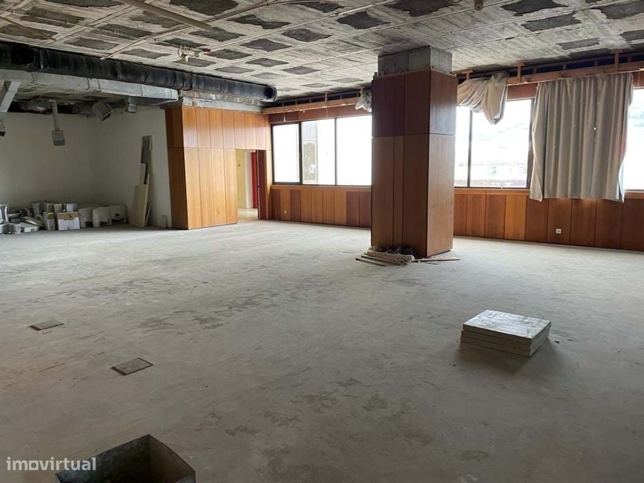 Espaço destinado a serviços com Vista Mar | Ponta Delgada, São José (A