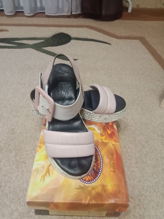 Жіночі босоніжки