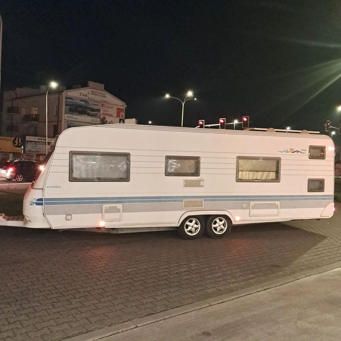 Hobby 650  7 osobowa przyczepa z prawie nowym przedsionkiem