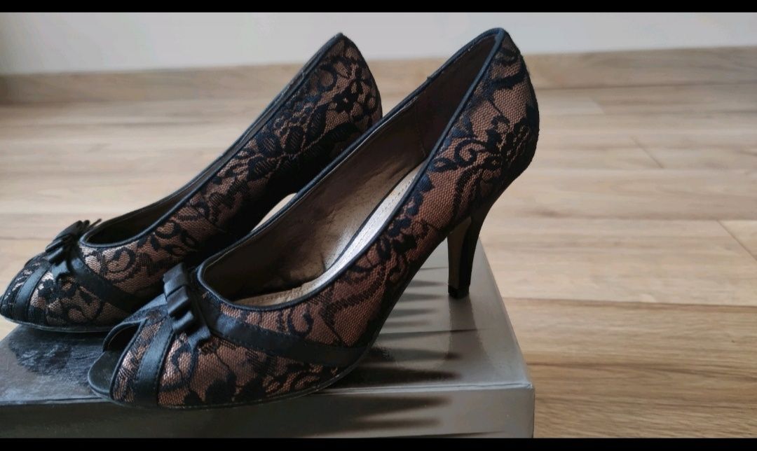 Buty złote z czarną koronką rozmiar 40