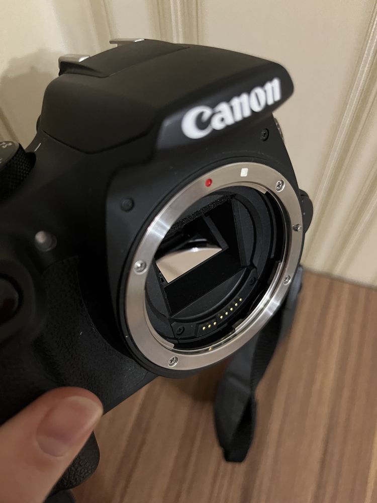 Продам фотоапарат Canon EOS 1300D 18-55mm III