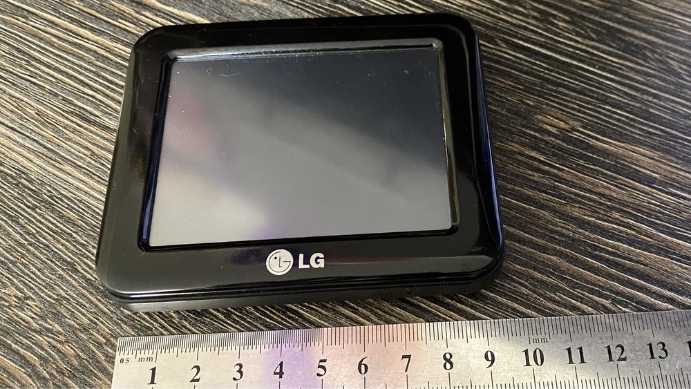 GPS навігатор LG N10, на кріплені, в чудовому стані!