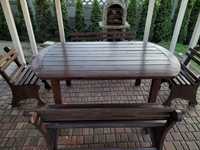 Drewniany stół ogrodowy tarasowy z krzesłami i ławką