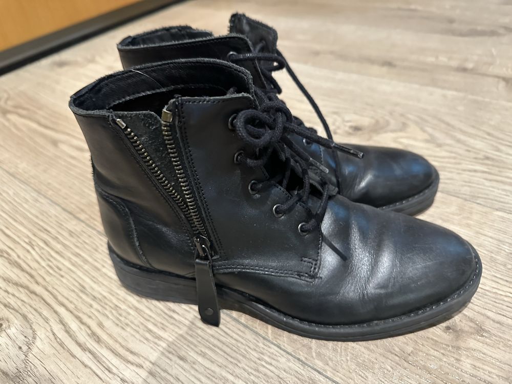 Botas pretas pele rapariga