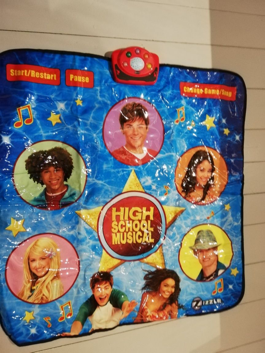 Mata grająca High School Musical