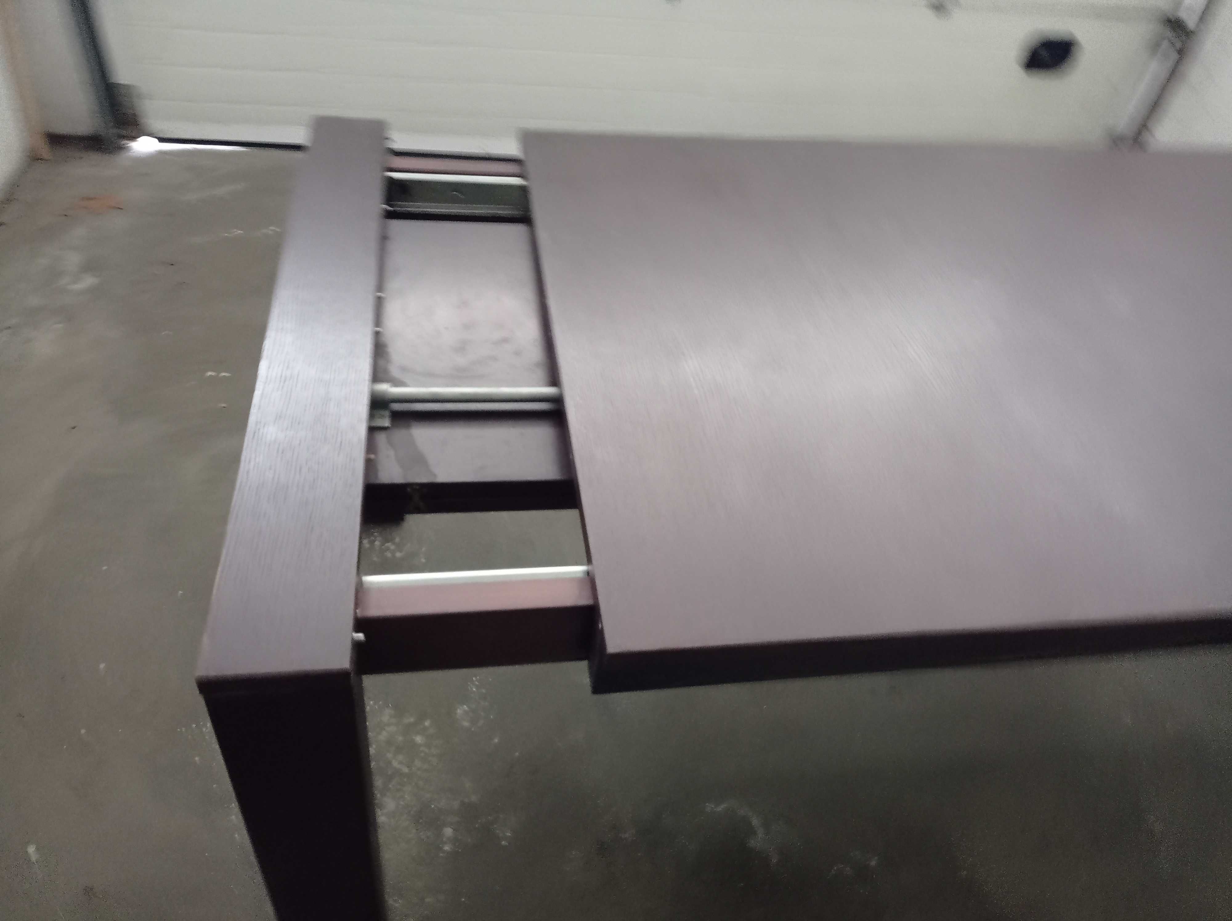 Conjunto de Mesa em carvalho escurecido,4 cadeiras em bom estado ,