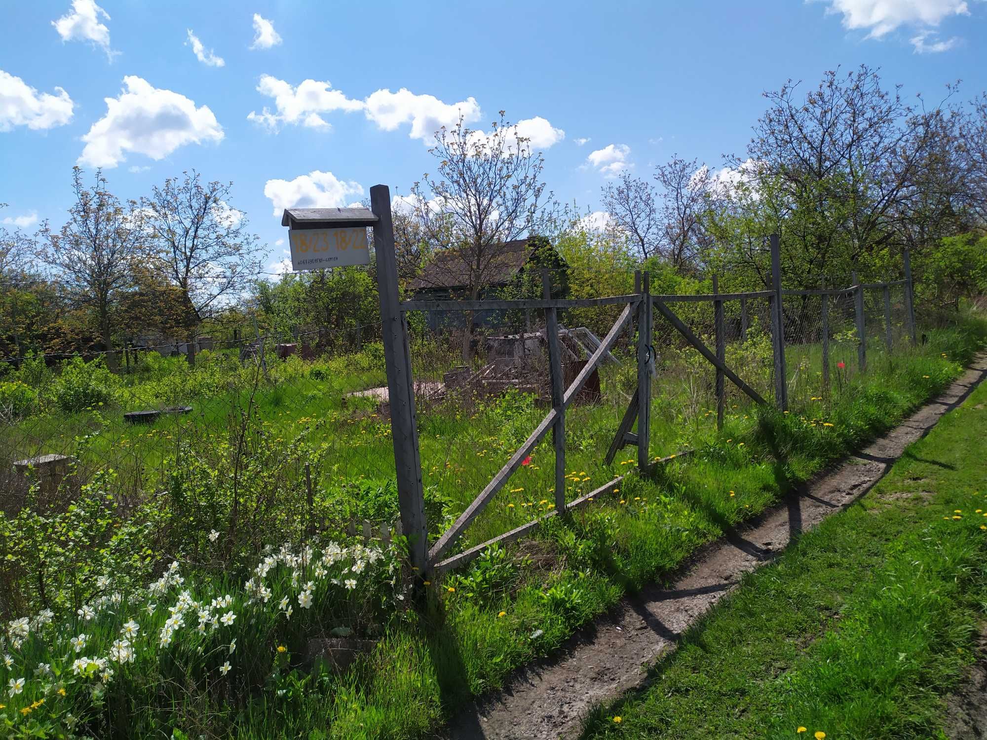 продам дачу возле метро хтз  и  кулиничй. участок 12 соток