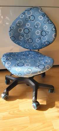 Krzeslo dla dzieci w wieku przedszkolnym i wczesno szkolnym