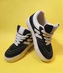 Czarne sneakersy z imitacji zamszu.
House Brand