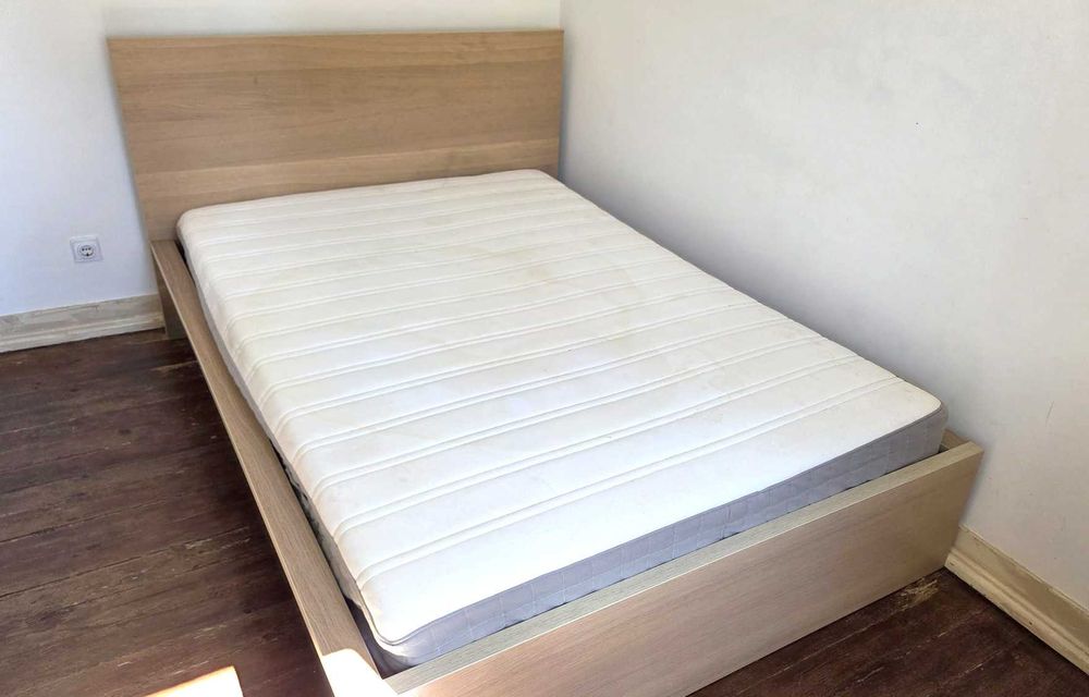 Cama com estrado + colchão (140x200)