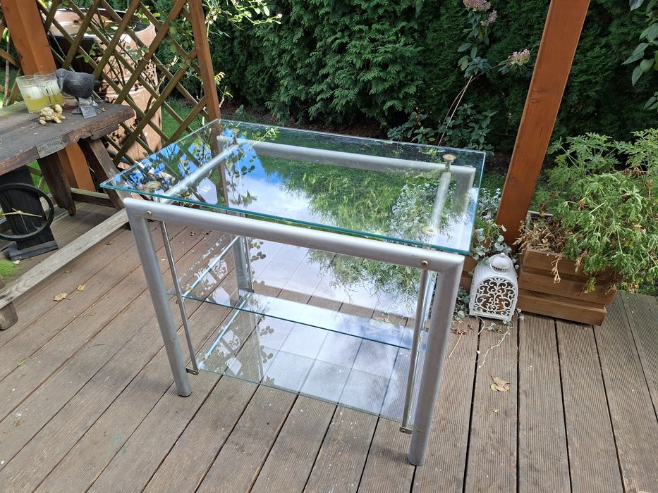 Szklany stolik kawowy z metalowym stelażem, 3 półki
> 
>