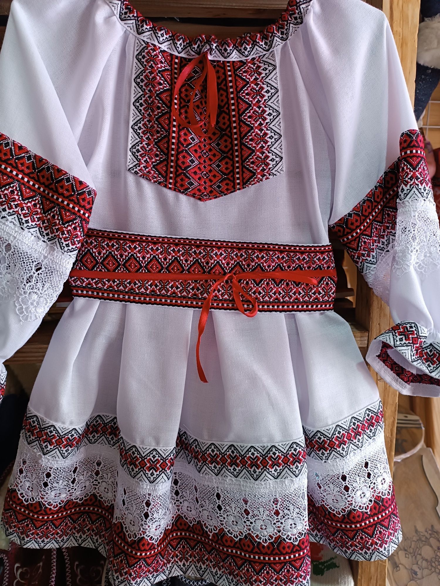 Різні вироби з дерева шерсті і вишиванки