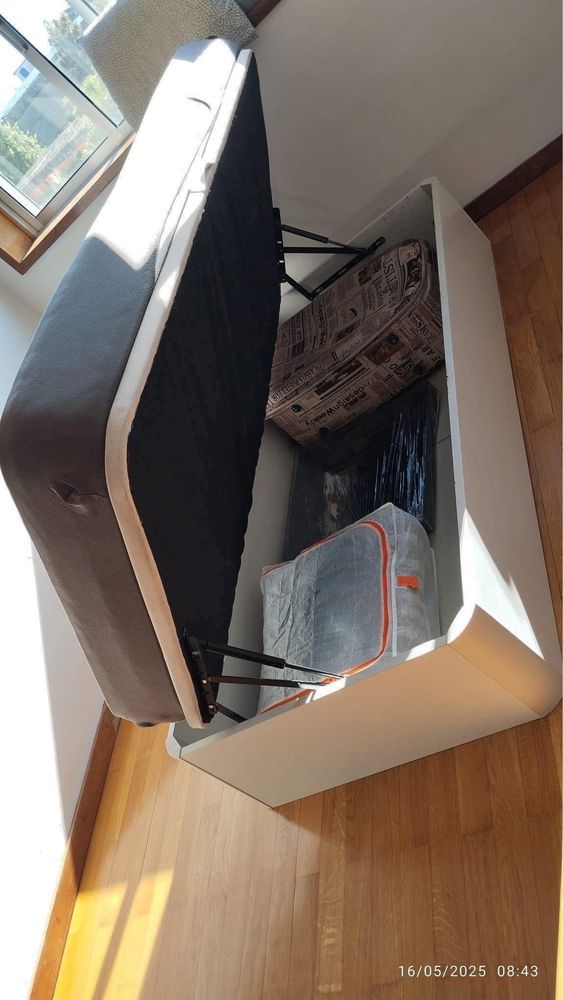 Vende-se Cama de Solteiro com Colchão e Baú