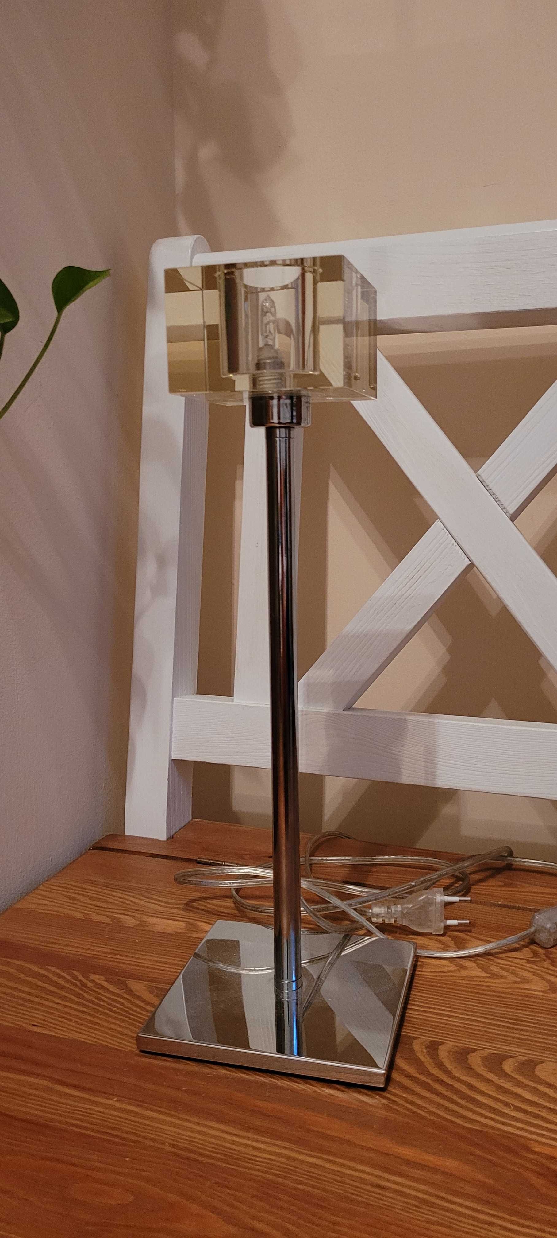 Nowoczesna lampa stojąca
