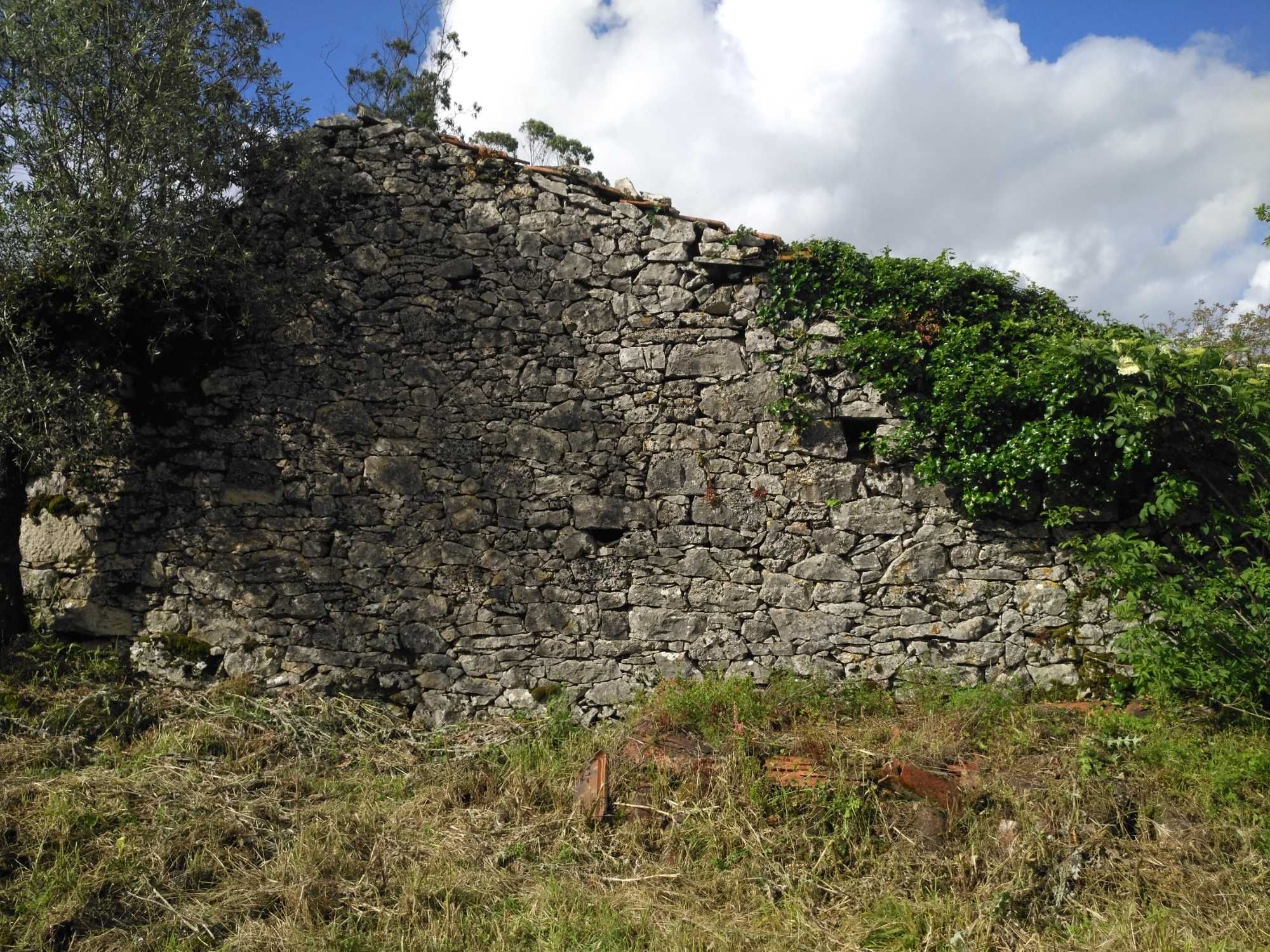 Quintinha com casas antigas em pedra para reconstrução