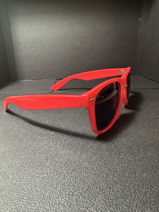 Óculos de sol coral da PEPSI - Gênero Ray-Ban Wayfarer.