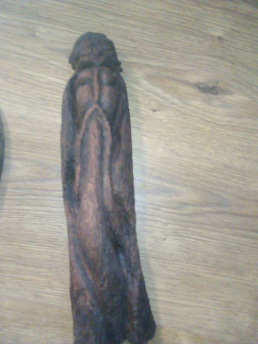 Rzeźby z drewna gotowe do zawieszenie