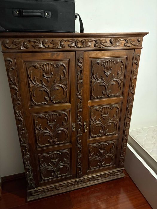 roupeiro estilo rustico lindamente talhado