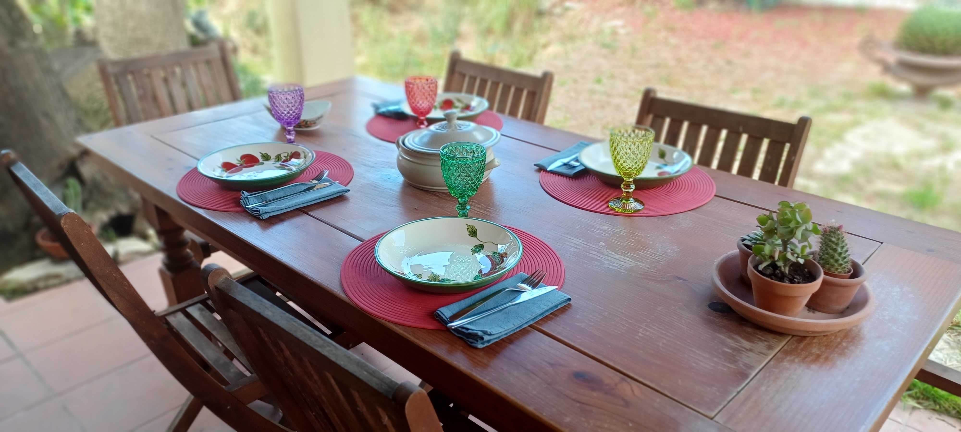 Mesa de sala em madeira