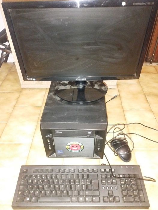 Computador fixo com monitor