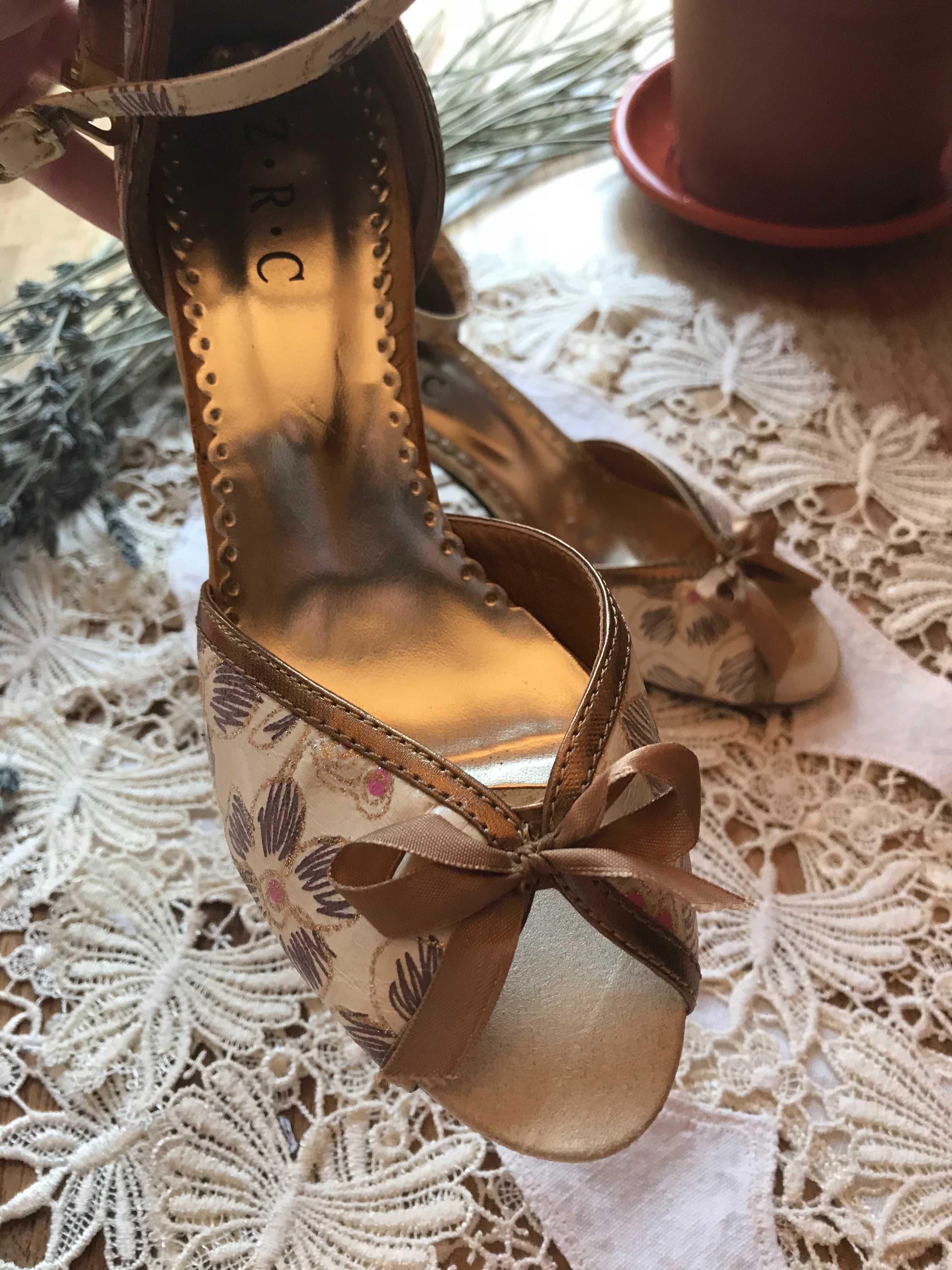 Sapatos Creme e Dourados/Padrão Floral (Casamento e Festas) TAM 36/37