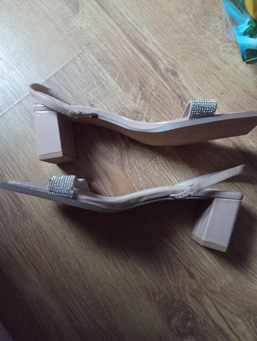 Beżowe sandały z diamencikami