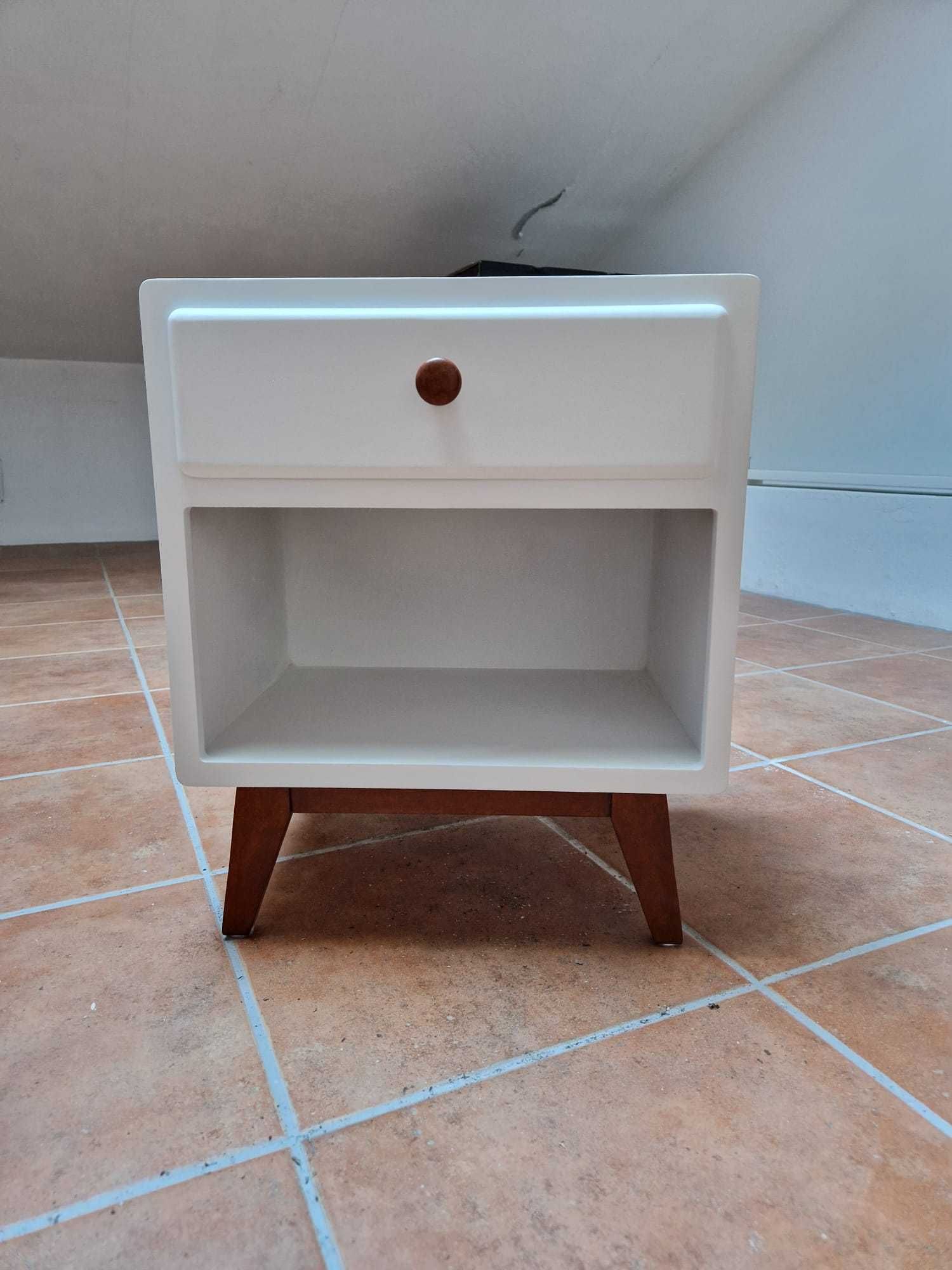 Mesa de Cabeceira com Gaveta Branca (Maisons du Monde – SWEET)