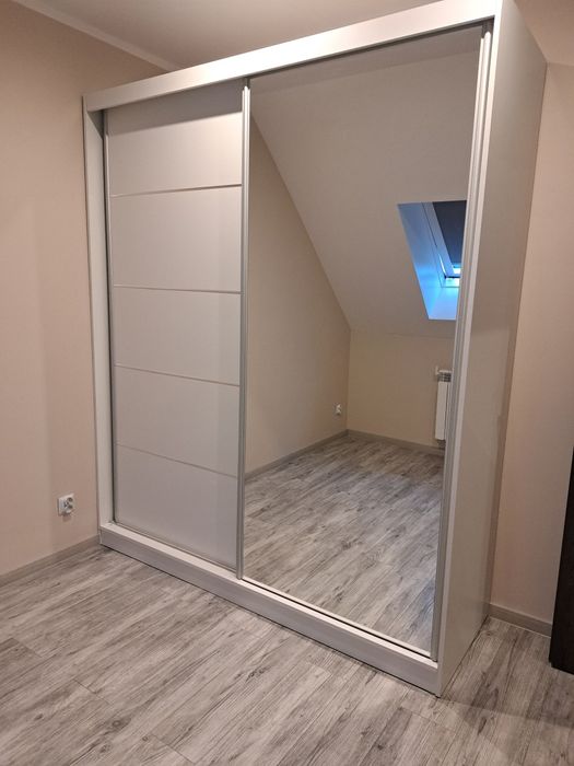 Szafa przesuwna z lustrem