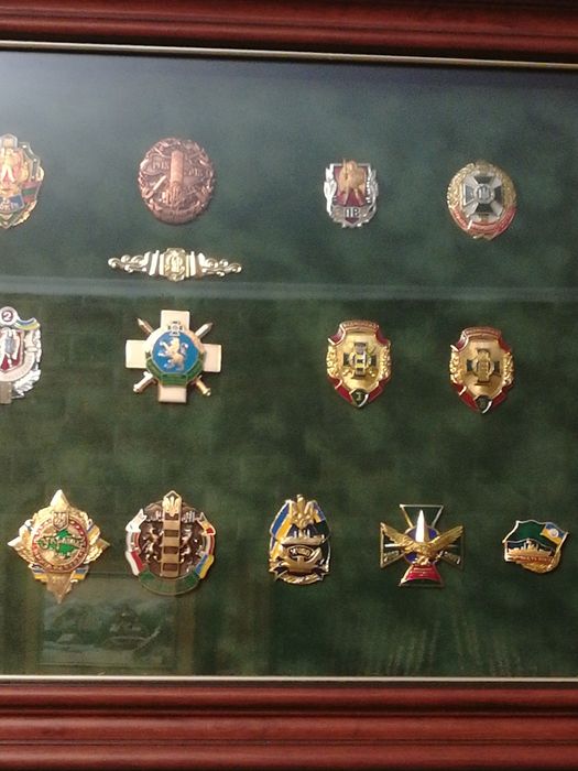 Большая композиция знаков погранвойск Украины.