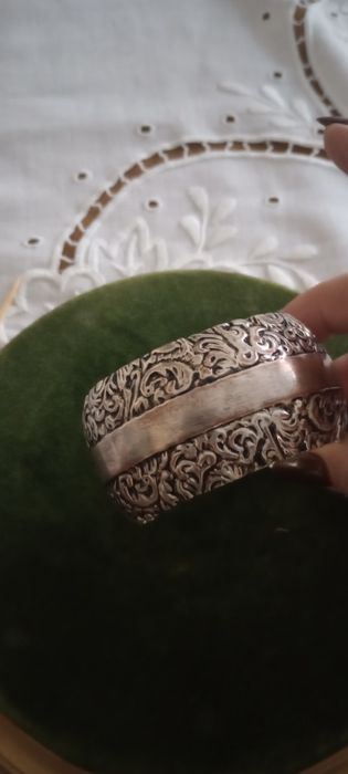 Piękna srebrna bransoleta mankietowa z wytłaczanym wzorem