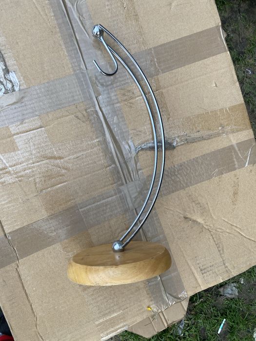 Wieszak stojak na banany na drewnianej nóżce