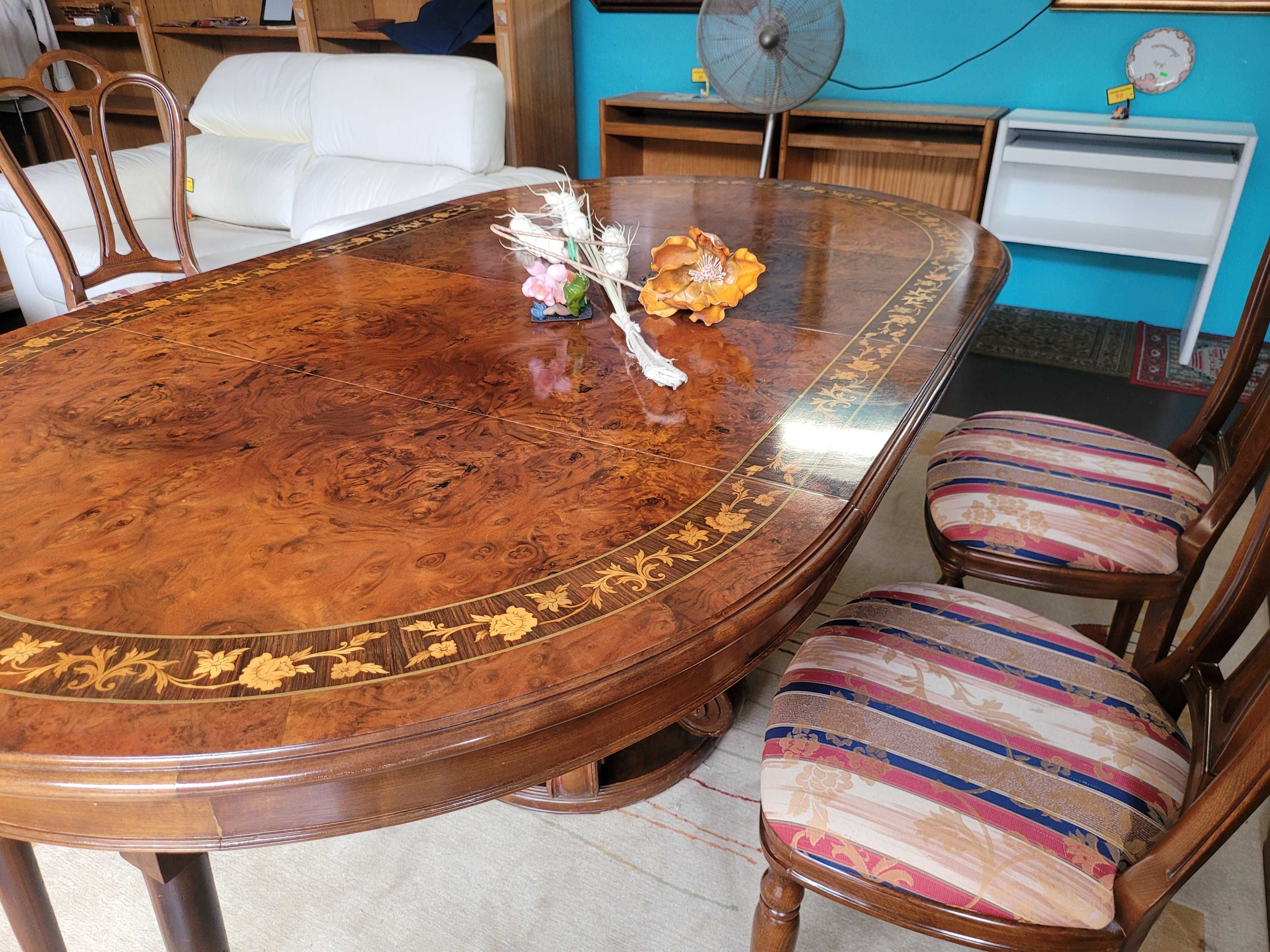 Mesa de madeira - Extensível - Redonda quando fechada, oval q