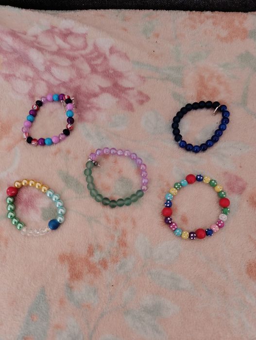 Bransoletki z koralików plastikowych