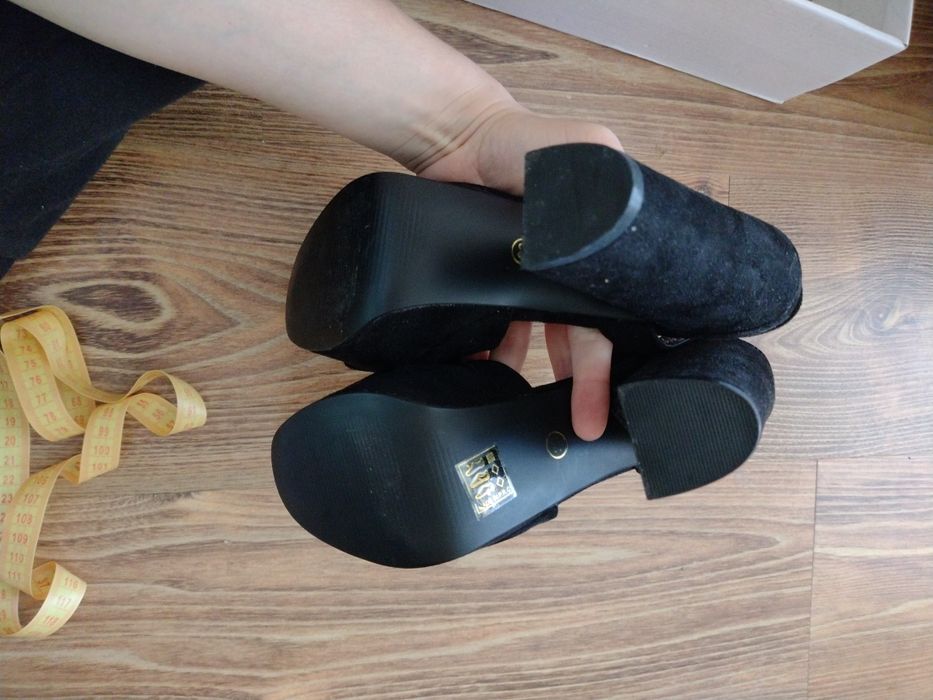 Sandały na obcasie z platformą 36