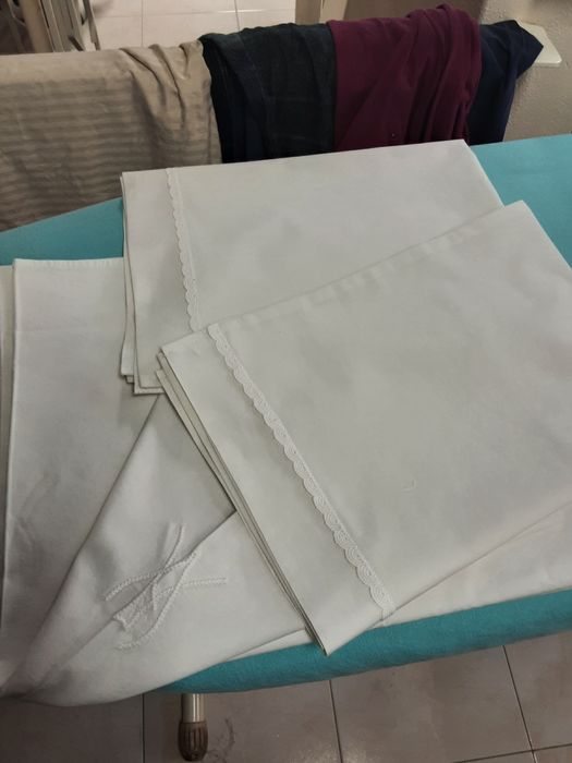 Lençóis brancos em algodão  cama de casal antiga