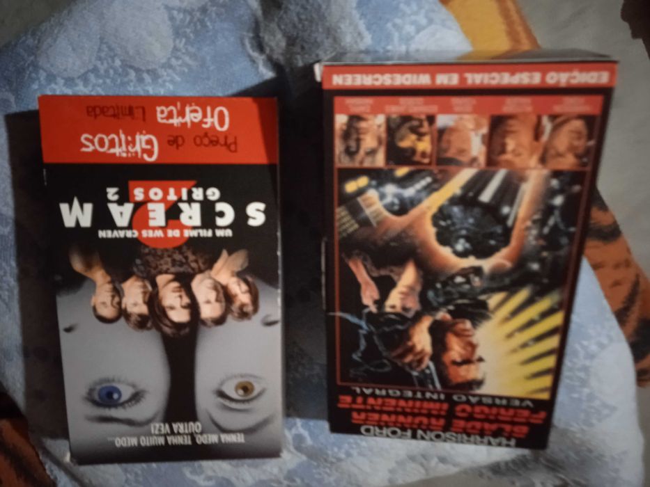 Vendo filmes em VHS