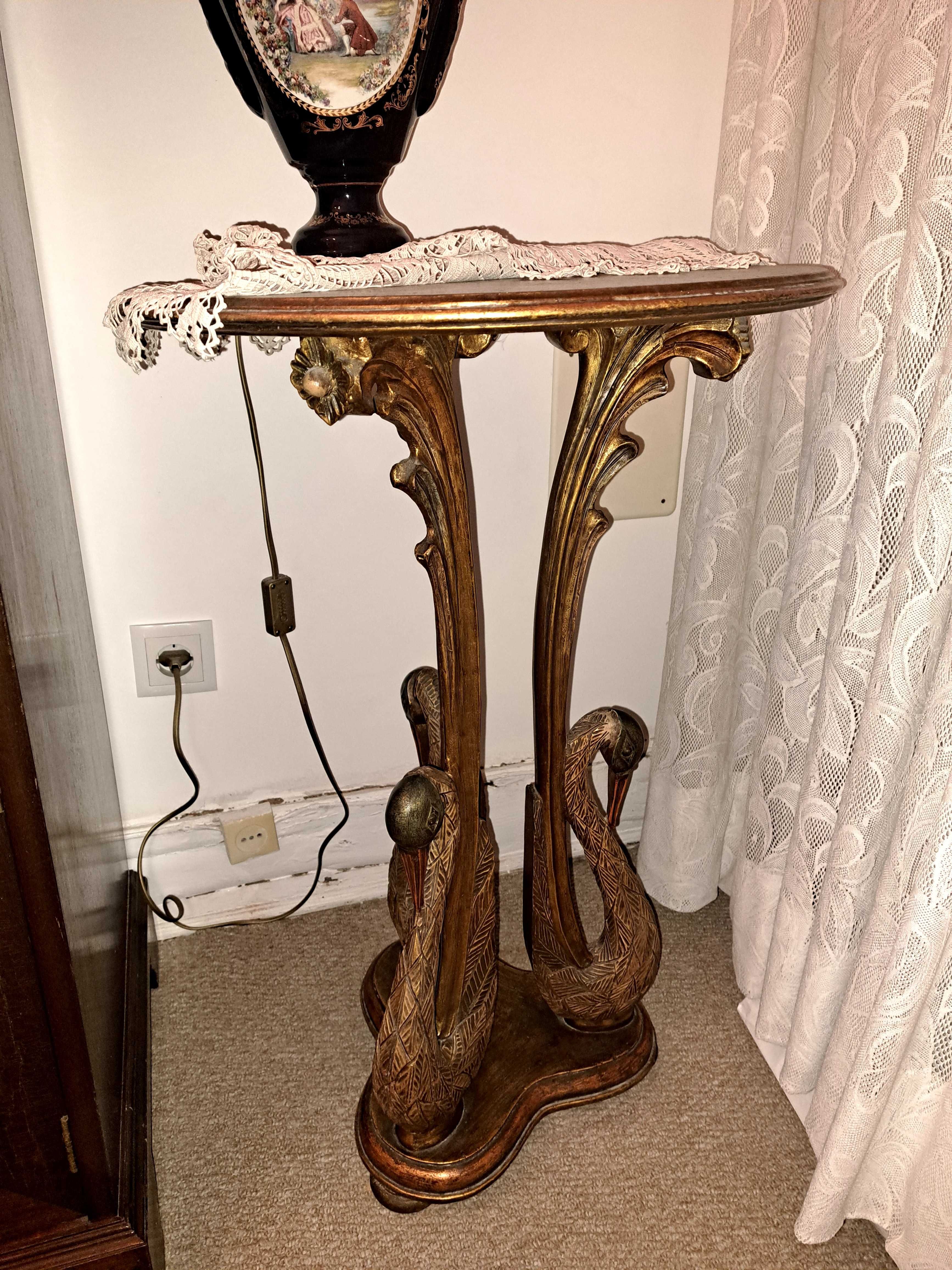 Mesa de apoio esculpida
