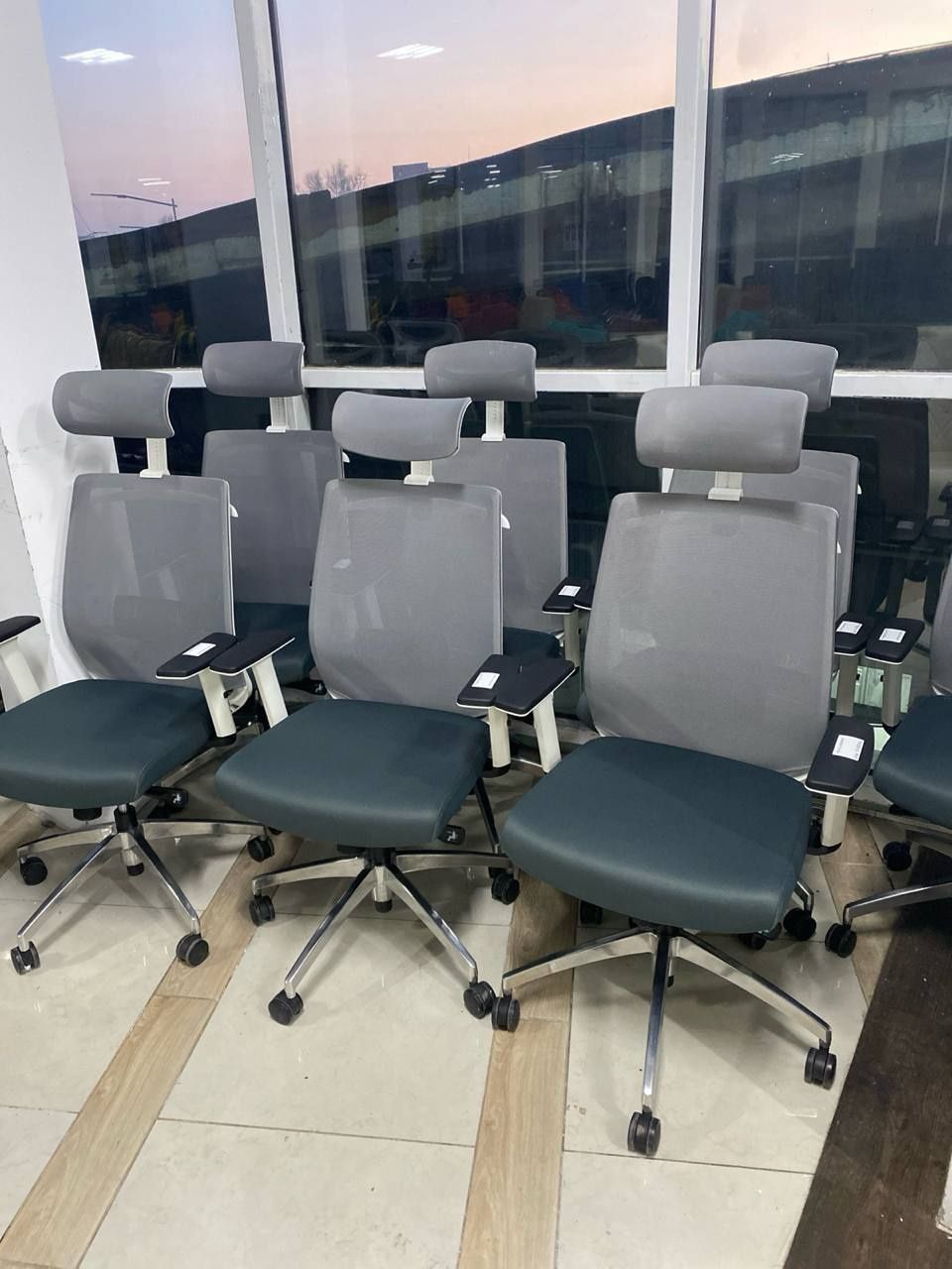 ПРОДАМ ТЕРМІНОВО МЕБЛІ,крісла керівника, стільці,столи LOFT, стільці