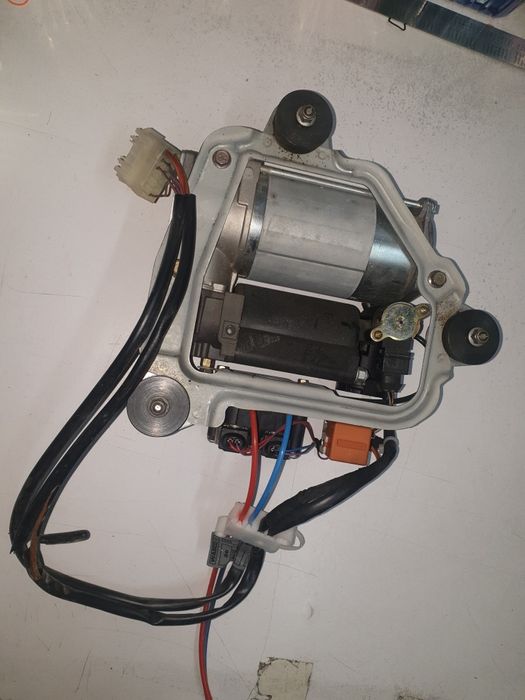 Компресор задньої пнєвми на bmw x5 e53