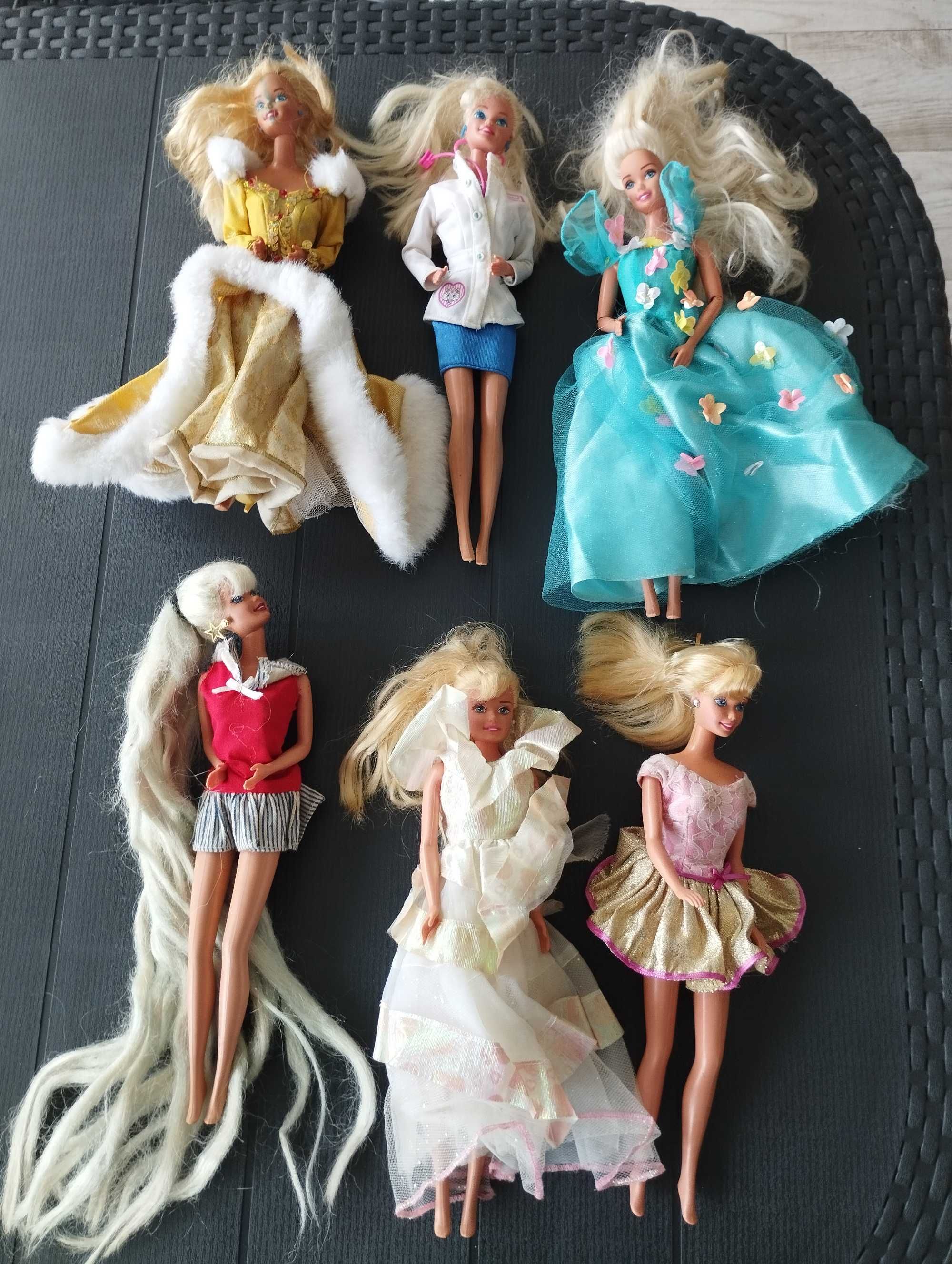 Várias Barbie e Ken