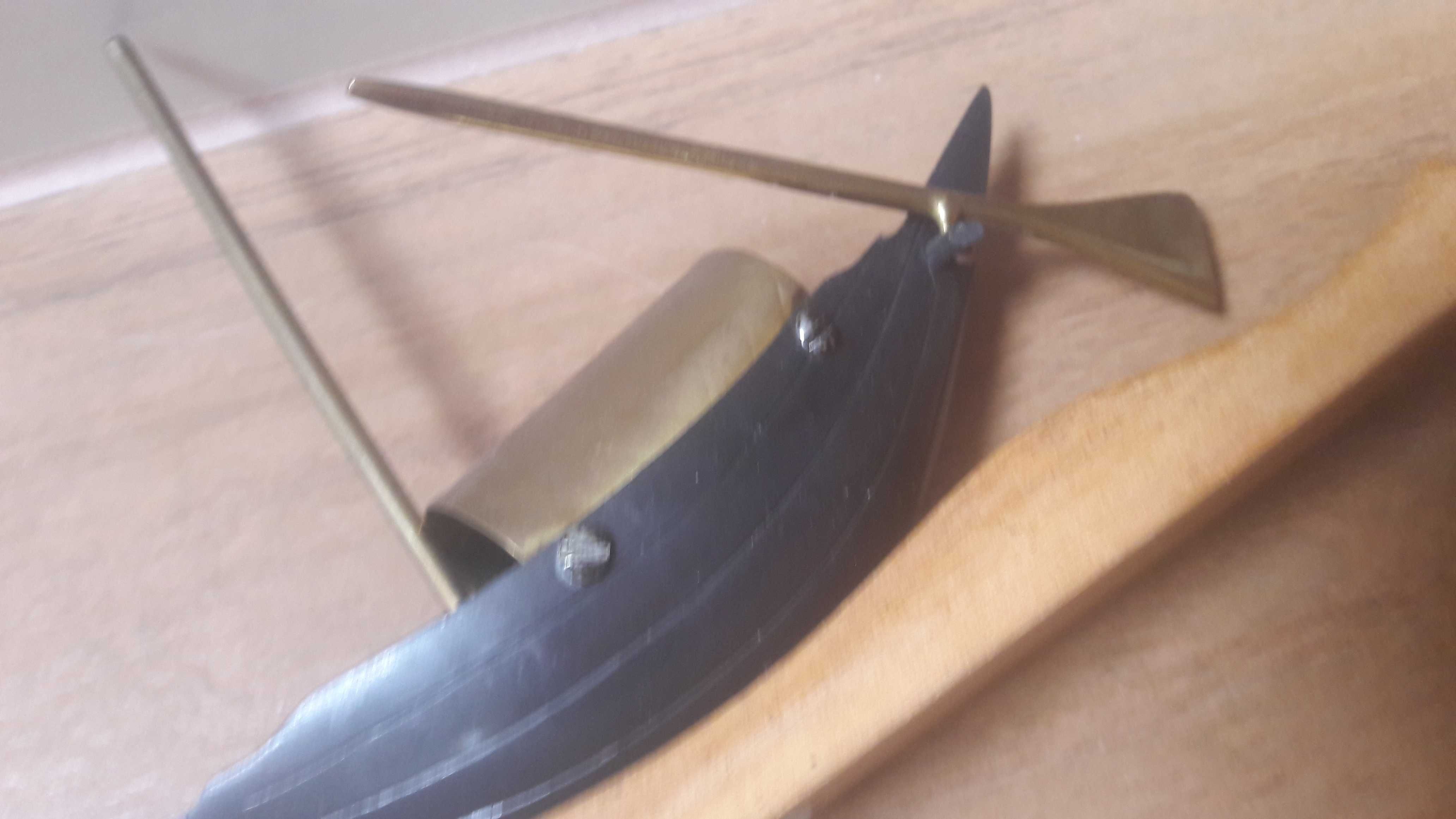 Metalowa łódka drewniana podstawa z mosiądzem -figurka