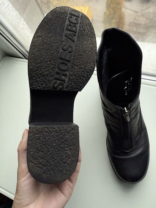 чорні зимові жіночі шкіряні черевики. Сапоги