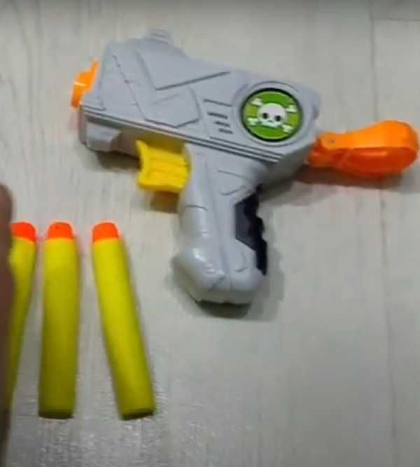 Игрушка Пистолет-бластер  с летающими мишенями Hover Shot  .